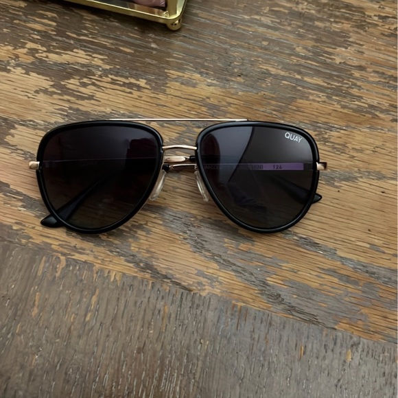 QUAY SUNGLASSES - Picture 1 of 3